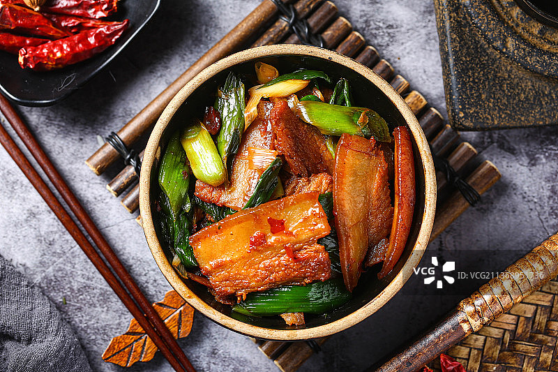 回锅肉放在黑色碗里图片素材