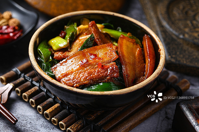 回锅肉放在黑色碗里图片素材