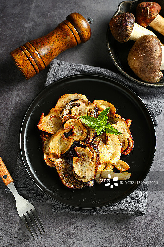 香煎鸡枞菇放在黑色盘子里图片素材