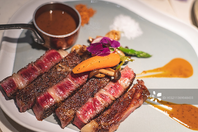 艺术感摆盘的五分熟牛排食品图片素材