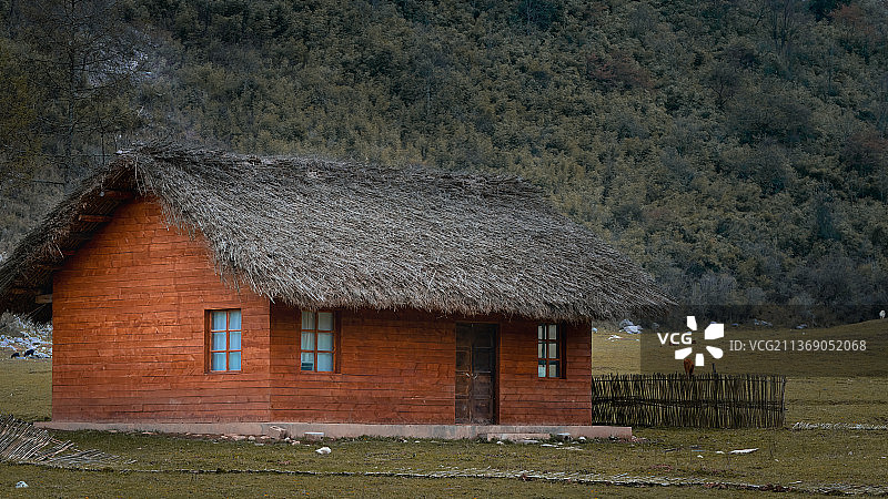 秋日镇巴草甸木屋图片素材