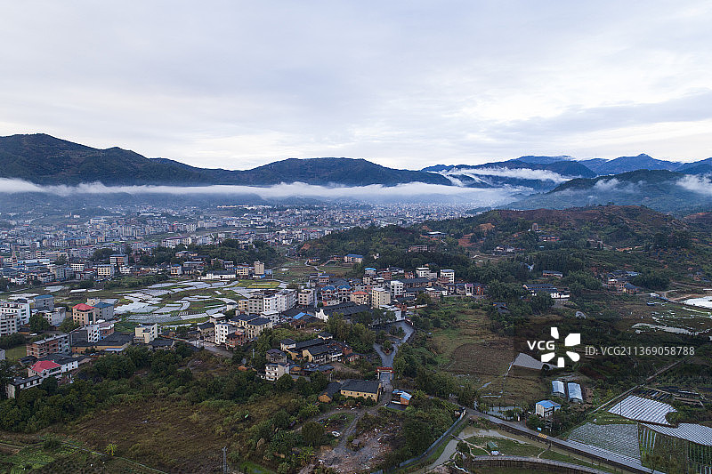 2022年2月7日，一场雨后，福建闽清坂东镇云雾缭绕，如梦如幻。图片素材