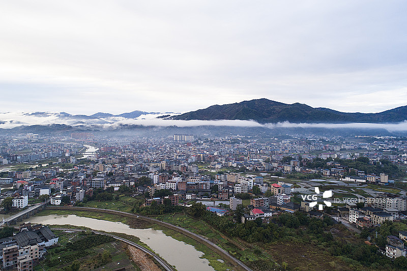 2022年2月7日，一场雨后，福建闽清坂东镇云雾缭绕，如梦如幻。图片素材