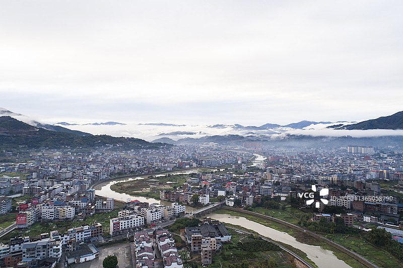 2022年2月7日，一场雨后，福建闽清坂东镇云雾缭绕，如梦如幻。图片素材