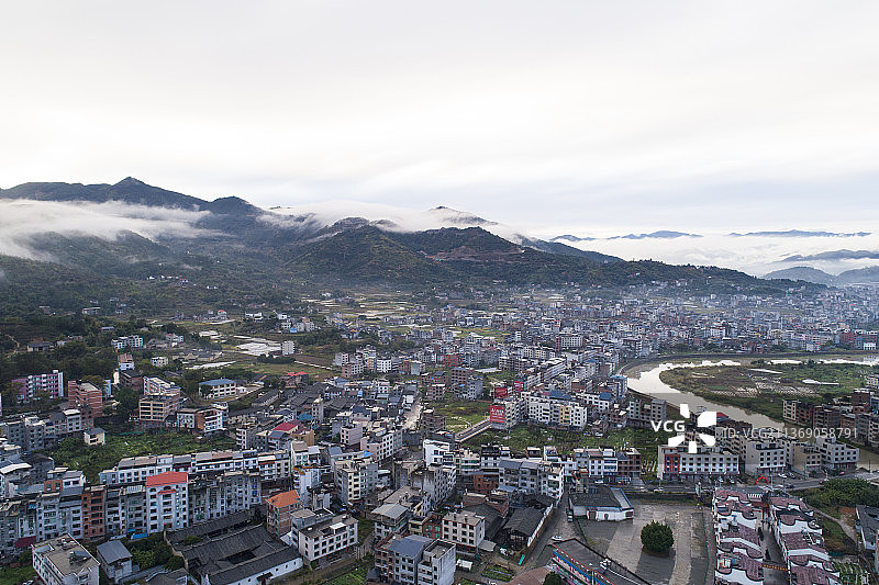 2022年2月7日，一场雨后，福建闽清坂东镇云雾缭绕，如梦如幻。图片素材