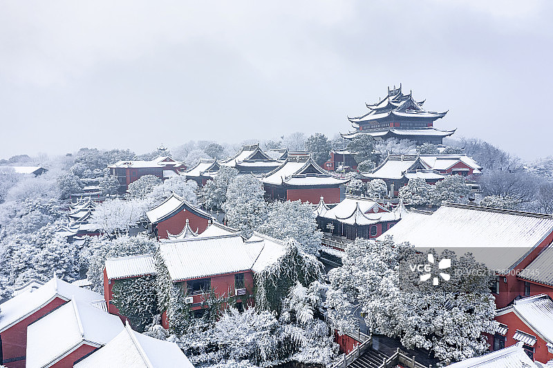清晨雪后的苏州穹窿山积雪图片素材