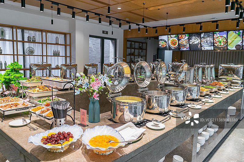 中国餐饮行业，现代自助餐餐厅大厅的内部整洁明亮的室内环境图片素材