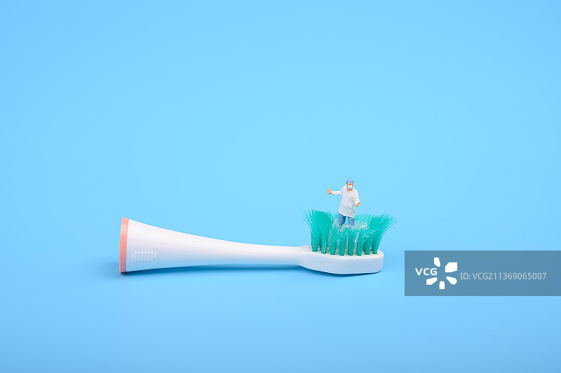 蓝色背景上的旧牙刷头图片素材