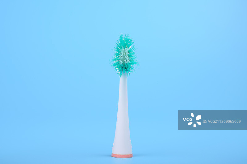 蓝色背景上的旧牙刷头图片素材