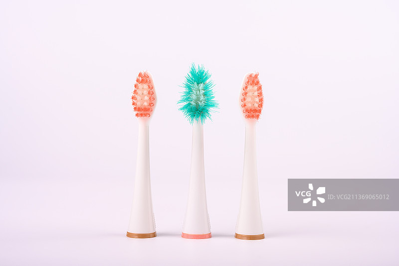 白色背景上的旧牙刷头图片素材