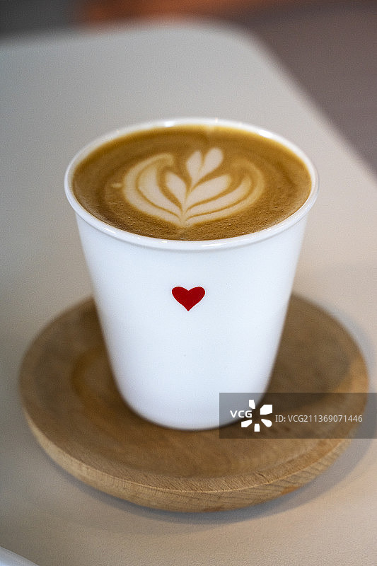 有心形图案的咖啡杯和拿铁拉花图片素材