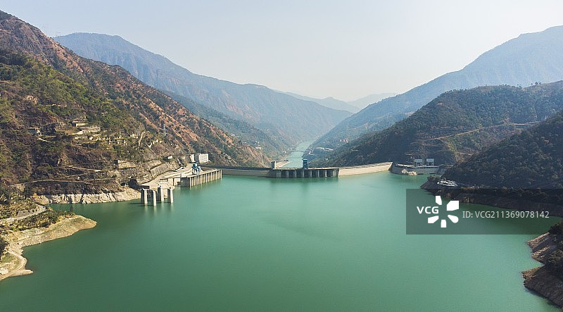 航拍四川攀枝花雅砻江二滩水电站的水库湖泊图片素材