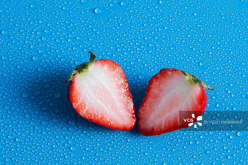 多个草莓的造型，草莓摆盘，草莓切片，水珠背景的草莓，冰镇草莓图片素材