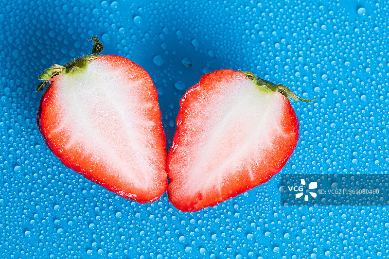 多个草莓的造型，草莓摆盘，草莓切片，水珠背景的草莓，冰镇草莓图片素材