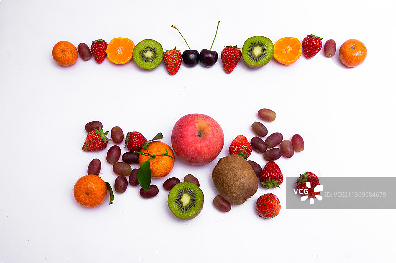 大量水果放在一起，组成不同的形状。苹果，提子，橘子，猕猴桃，草莓，车厘子，樱桃图片素材