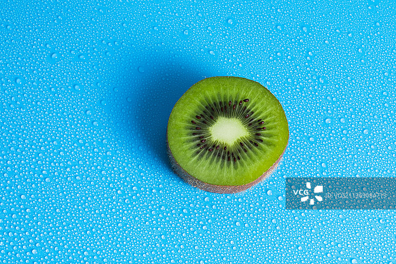 大量水果放在一起，组成不同的形状。苹果，提子，橘子，猕猴桃，草莓，车厘子，樱桃图片素材