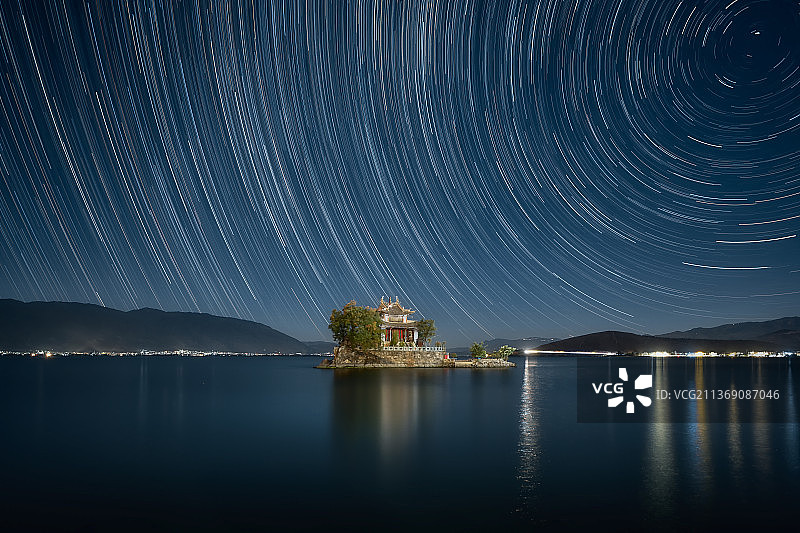 大理洱海上的小普陀，农历十四的月光把湖面照亮。拍一张觉得画面过于平淡，索性就拍了快2个小时堆栈星轨。图片素材