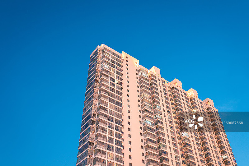 傍晚蓝色天空下的居民楼图片素材