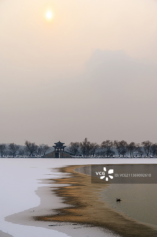 雪后的北京颐和园昆明湖图片素材