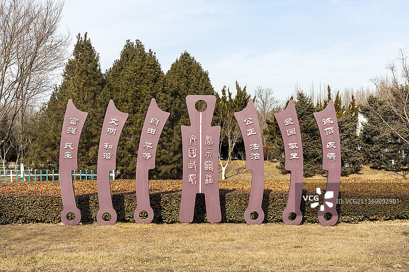 山东淄博临淄太公湖国家水利风景区，刀币雕塑景观图片素材
