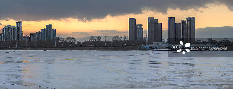 宁夏银川金凤区华雁湖初春夕照图片素材