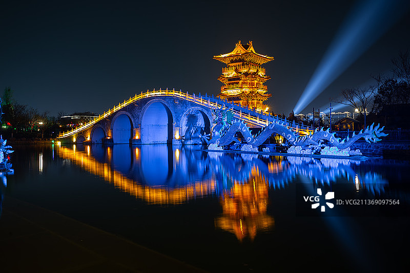 中国河南开封清明上河园九龙桥夜景图片素材