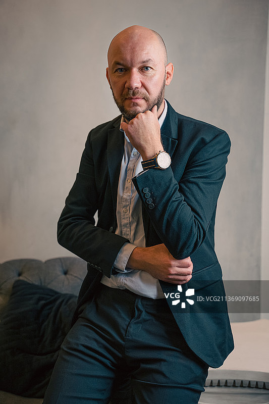 秃头男士的商务肖像，夹克办公室男士图片素材