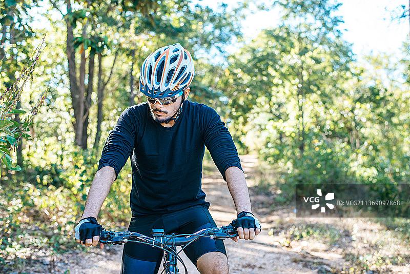 手刹自行车刹车，手臂按下刹车特写图片素材