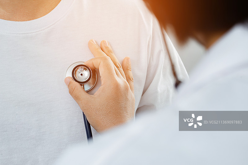 医生正在医院为病人检查心电图图片素材