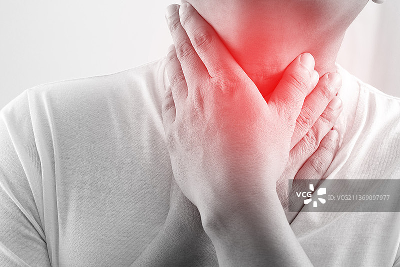 喉咙痛，男子背痛中段对白色背景图片素材