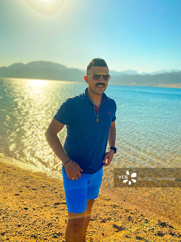 站在埃及达哈布海滩上的男子肖像图片素材