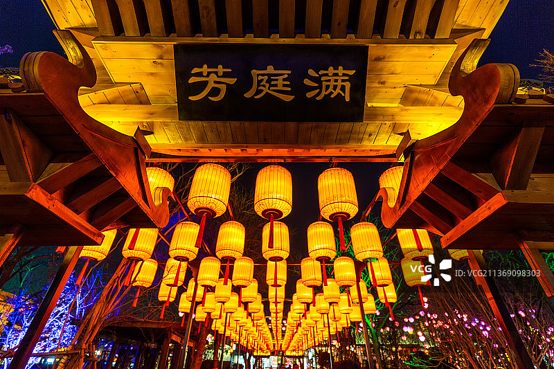 中国河南开封清明上河园冬季元宵节夜景灯笼图片素材