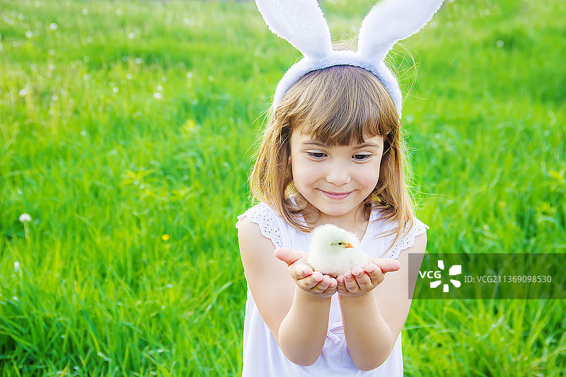 戴兔耳朵的孩子，复活节特写镜头图片素材