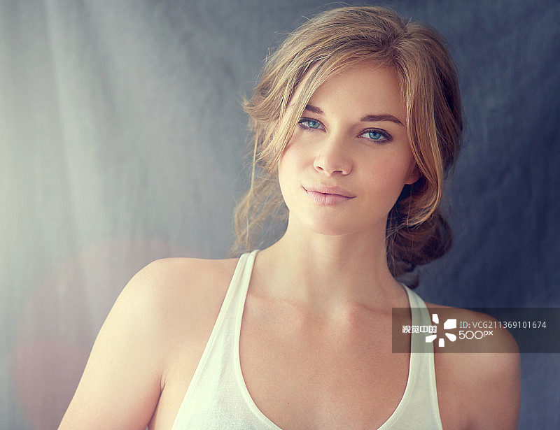 美丽的年轻女子肖像，做你自己图片素材