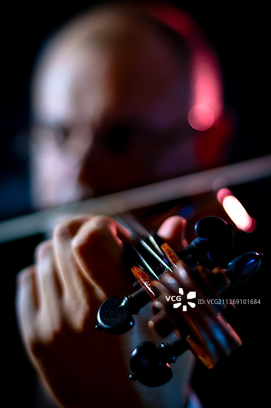 小提琴演奏者特写图片素材