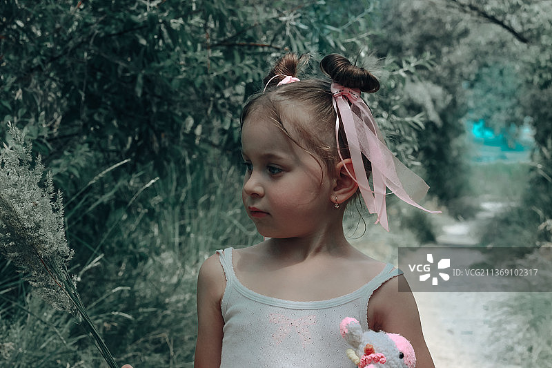 站在植物前的可爱女孩，俄罗斯图片素材