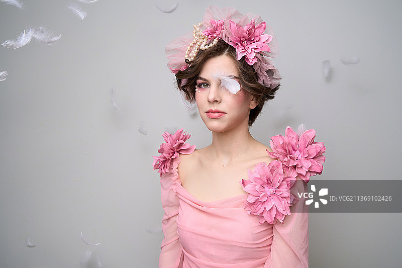 春天的青春：佩戴鲜花的年轻女子肖像，俄罗斯图片素材