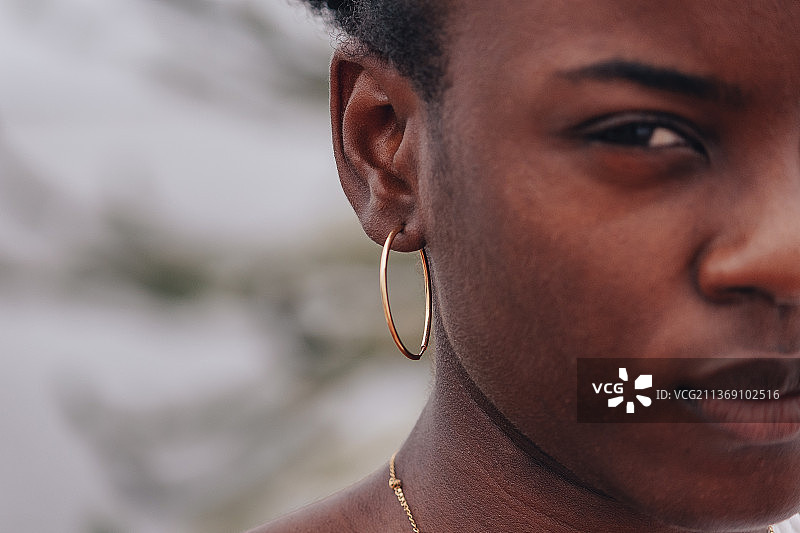 安哥拉罗安达：年轻女人特写图片素材