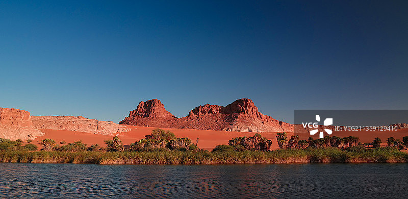 恩内迪沙里尔湖群的布库湖全景，乍得图片素材