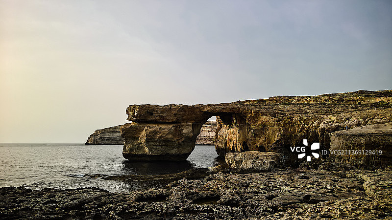 眺望已消失的蓝窗天然拱门海景，戈佐岛，马耳他图片素材