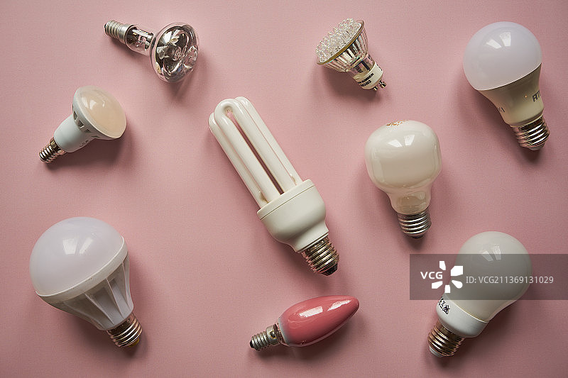 粉色背景上的灯泡，波兰图片素材