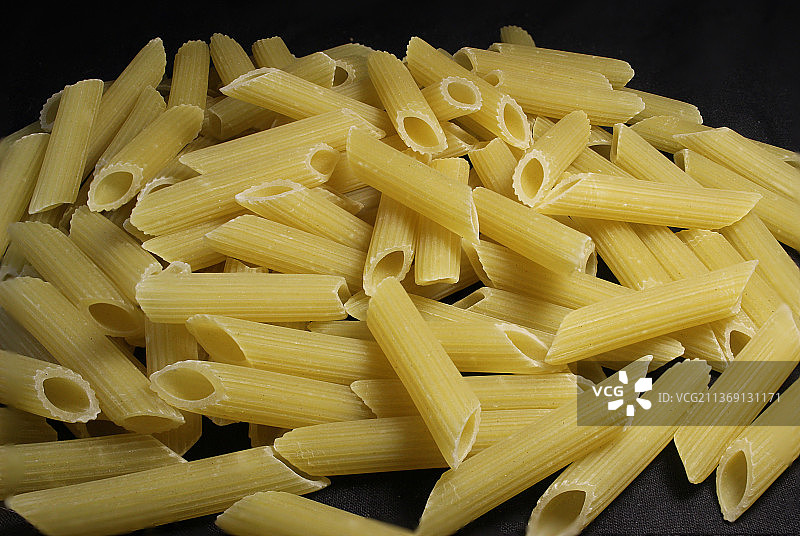 意大利面，黑色背景下的意大利面特写图片素材