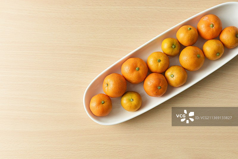 桌上盘中水果的俯视照片图片素材