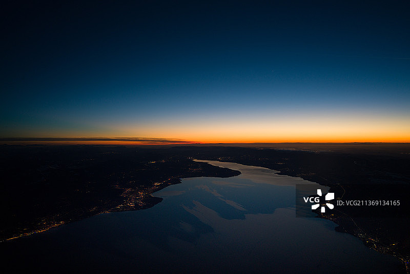 日内瓦湖日落时分的景观航拍图片素材