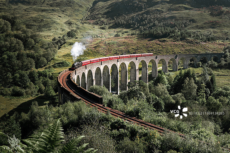 霍格沃茨特快列车，铁轨上的火车俯视图。图片素材