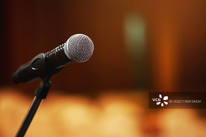舞台上的麦克风特写图片素材