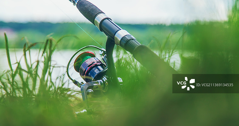 湖面上的鱼竿特写图片素材