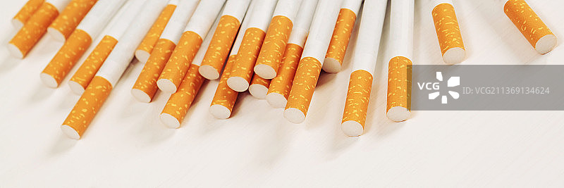 白色背景上的香烟图片素材