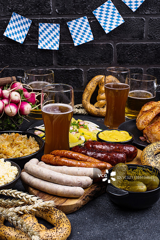 啤酒节餐具，啤酒、椒盐卷饼和香肠图片素材