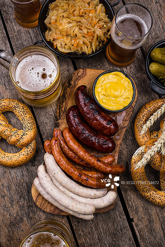 啤酒节餐具，啤酒、椒盐卷饼和香肠图片素材